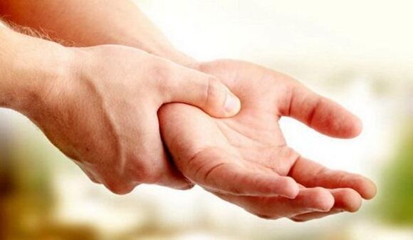 Manos de la mano con osteocondrosis cervical