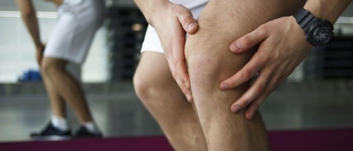 dolor en la articulación de la rodilla debido a artrosis