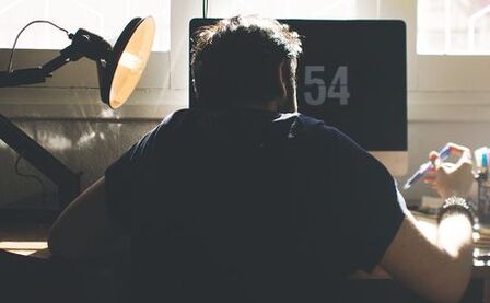 La posición sentada incorrecta es la causa del desarrollo de la osteocondrosis.