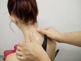 Masaje para el tratamiento y prevención de la osteocondrosis cervical.
